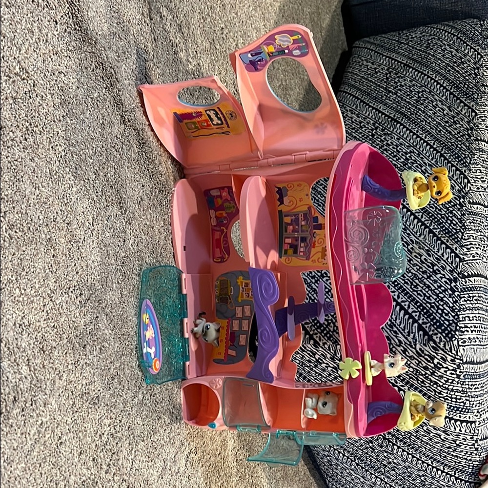 Cute little pet shop for your littles pet shops